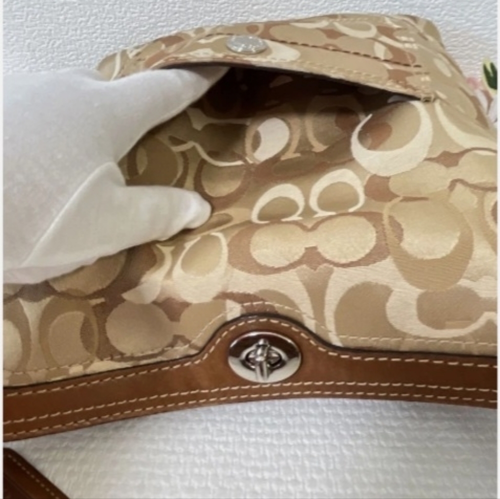 🍍Coach Chelsea Optic SignatureHobo Handbag Tan Brown EUC - Picture 9 of 17